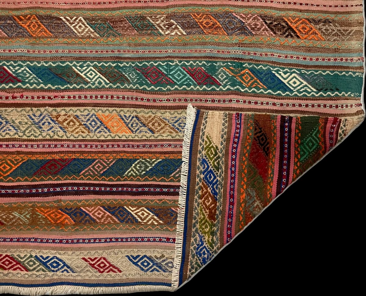 Persischer Kelim-Sumak-Teppich, 160x215 cm, bunt — Gefaltet