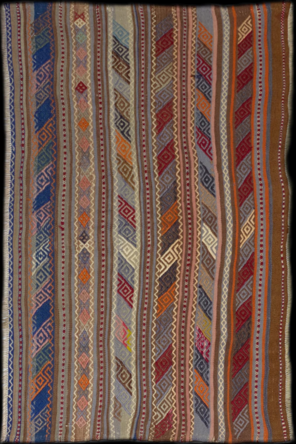 alfombra persa en dimensiones 163 centímetros de largo por 94 centímetros de ancho con colores principalmente colorido