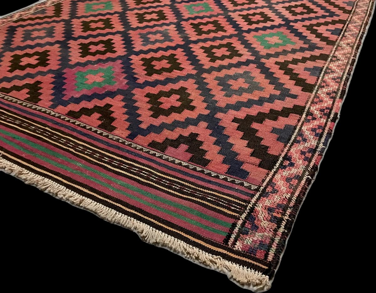Tapis persan kilim soumak, géométrique, 135x270 cm, principalement rouge et noir — Coin et bordure