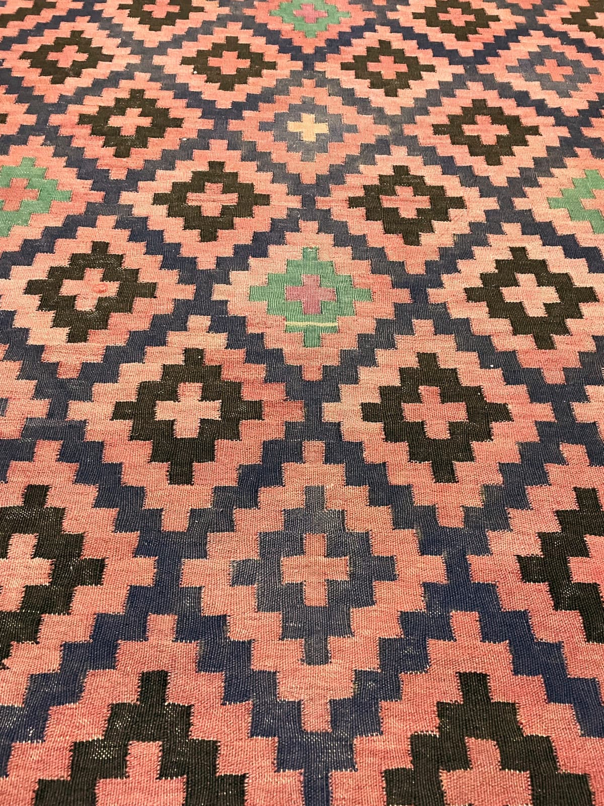 Tapis persan kilim soumak, géométrique, 135x270 cm, principalement rouge et noir — Gros plan de la texture