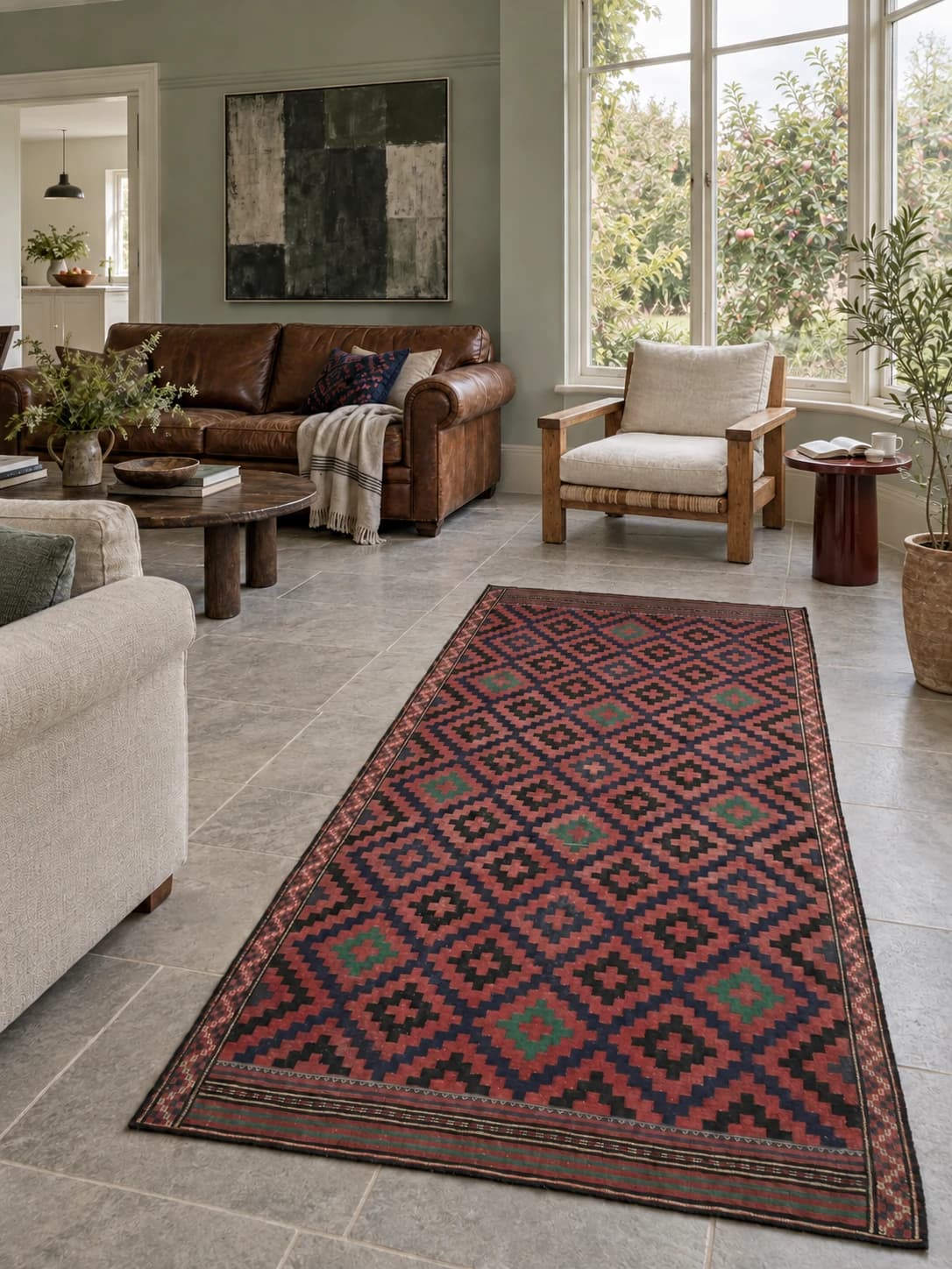 Tapis persan kilim soumak, géométrique, 135x270 cm, principalement rouge et noir — Dans une pièce