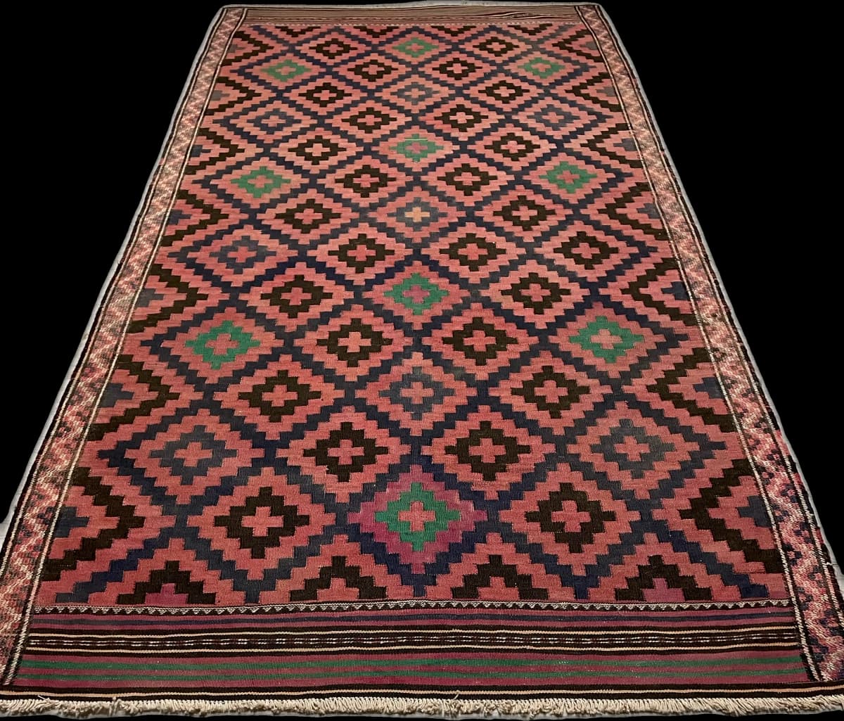 Tapis persan kilim soumak, géométrique, 135x270 cm, principalement rouge et noir — Perspective