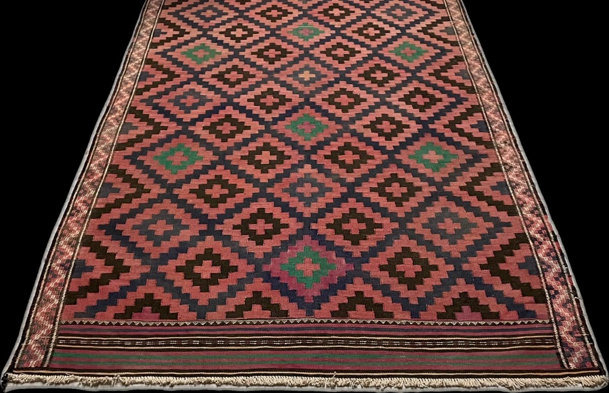 Tapis persan kilim soumak, géométrique, 135x270 cm, principalement rouge et noir — Perspective
