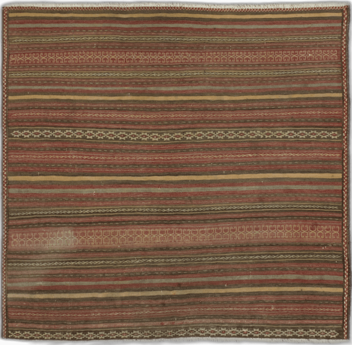 alfombra en dimensiones 144 centímetros de largo por 126 centímetros de ancho con colores principalmente rojo y marrón