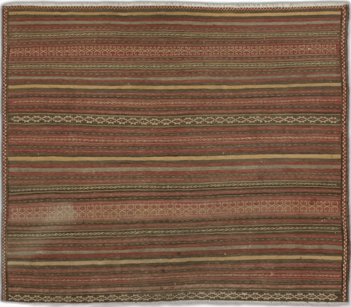 persischer Teppich im Sumak Stil in den Maßen 144 Zentimeter Länge mal 126 Zentimeter Breite mit überwiegend rot und braun Farben