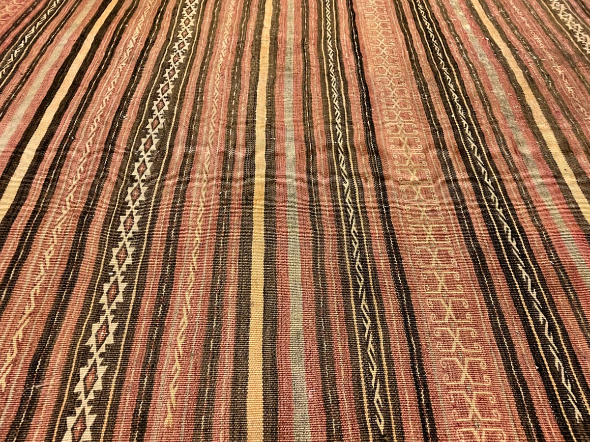 Tapis persan kilim soumak, 150x200 cm, principalement marron — Gros plan de la texture