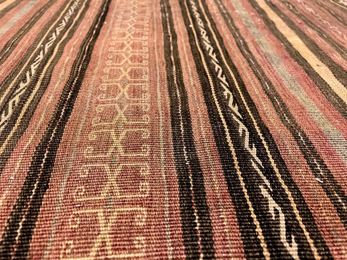 Tapis persan kilim soumak, 150x200 cm, principalement marron — Gros plan de la texture