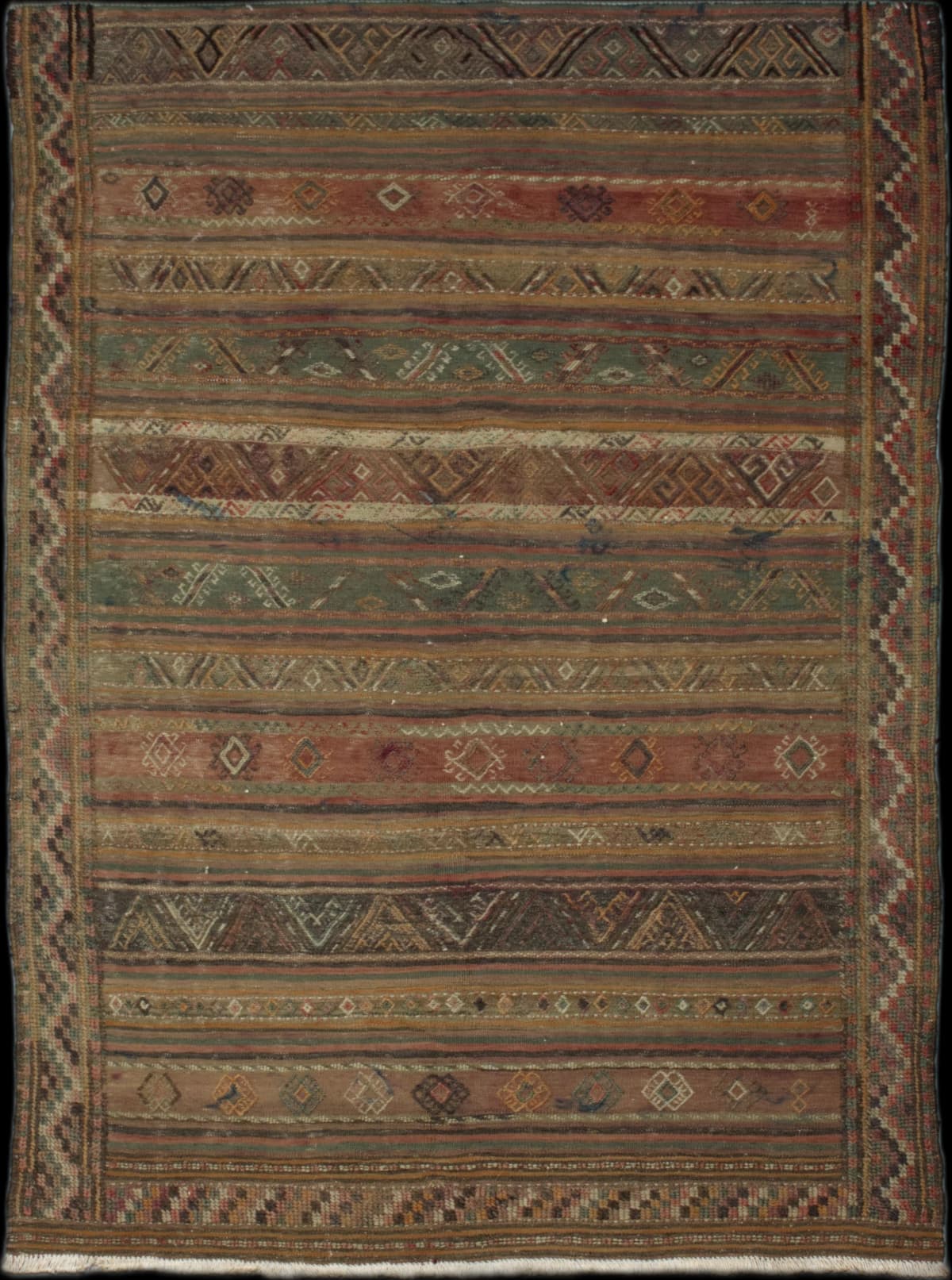 Persian rug in dimensions 218 centimeters length by 140 centimeters width with mainly brown colors