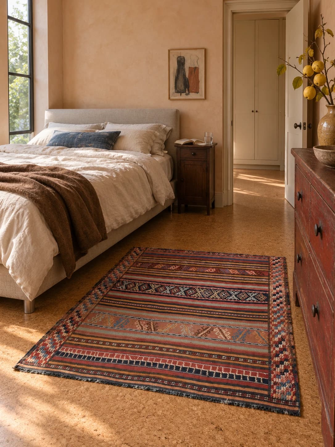 Tapis persan kilim soumak, 113x128 cm, principalement marron et rouge — Dans une pièce