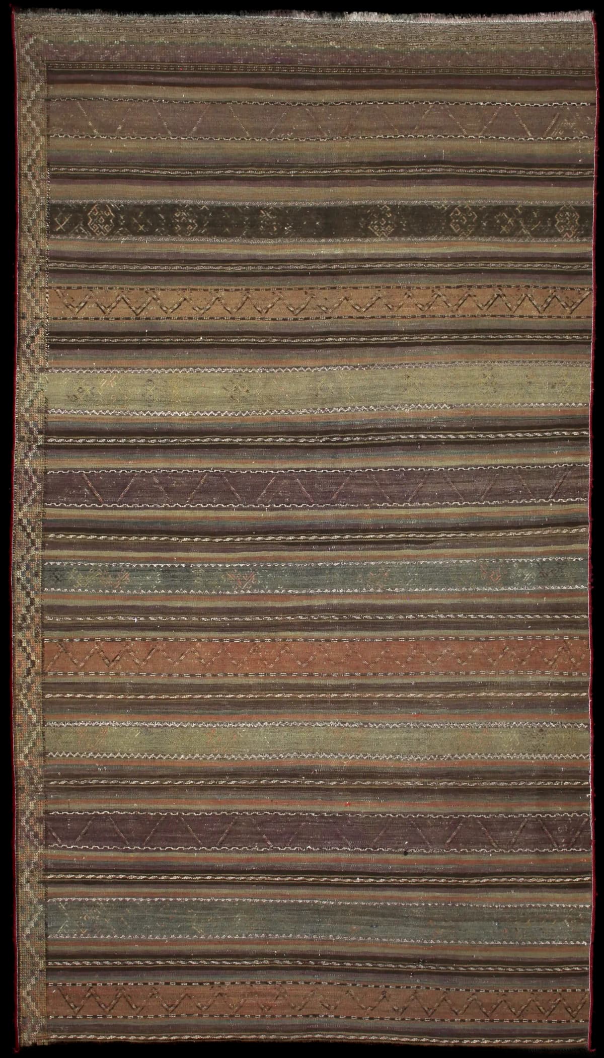 persischer Teppich im Sumak Stil in den Maßen 268 Zentimeter Länge mal 153 Zentimeter Breite mit überwiegend grün und braun Farben