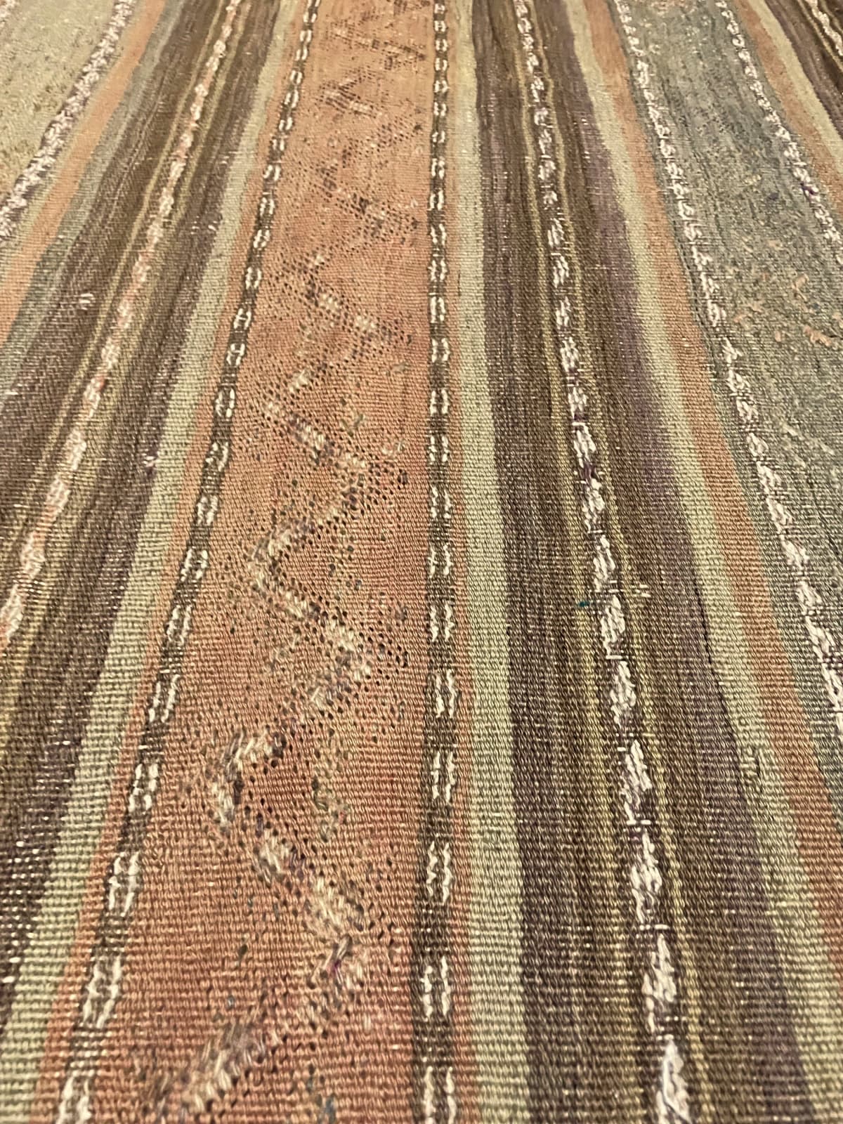 Persischer Kelim-Sumak-Teppich, 153x268 cm, überwiegend in Grün und Braun — Nahaufnahme der Textur