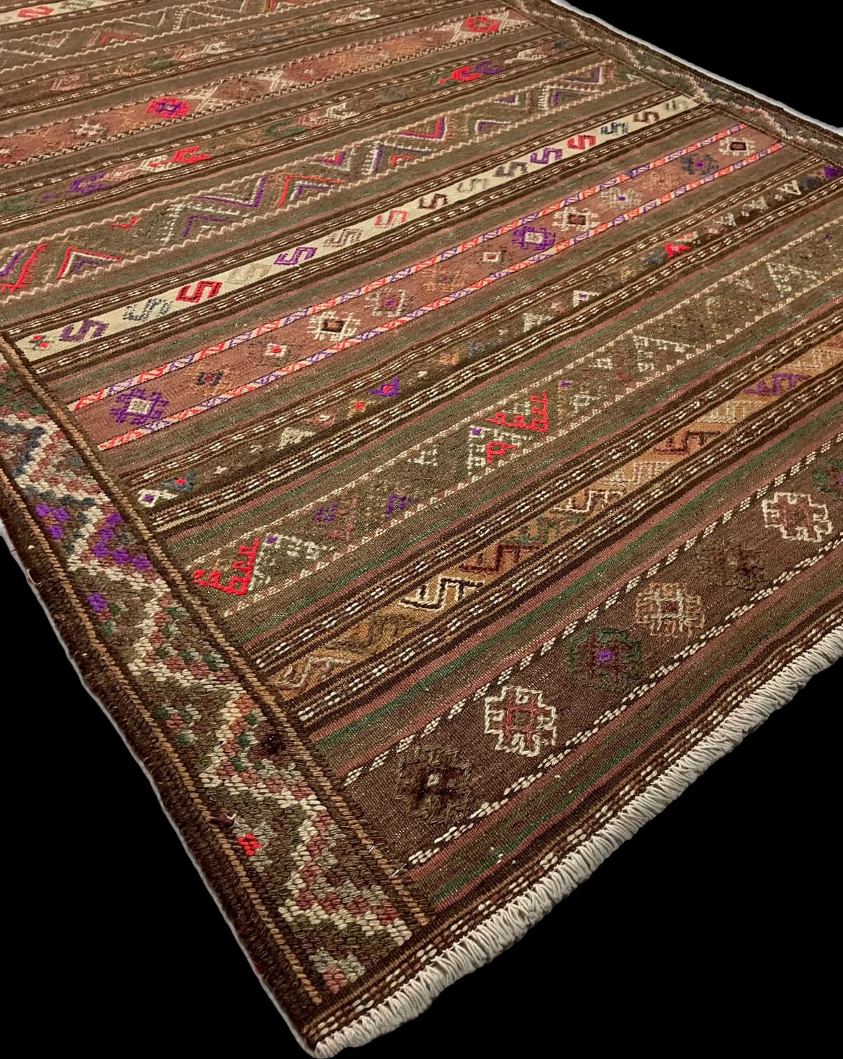Tapis persan kilim soumak, 145x260 cm, principalement marron et vert — Coin et bordure