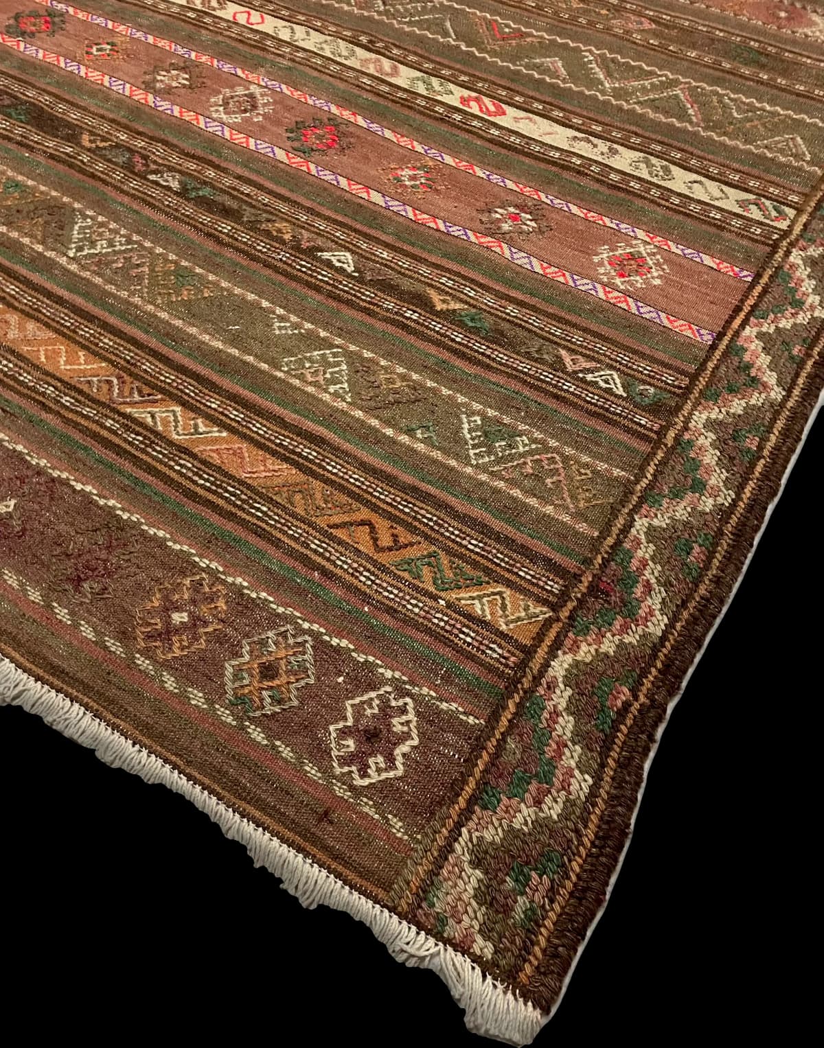 Tapis persan kilim soumak, 145x260 cm, principalement marron et vert — Coin et bordure