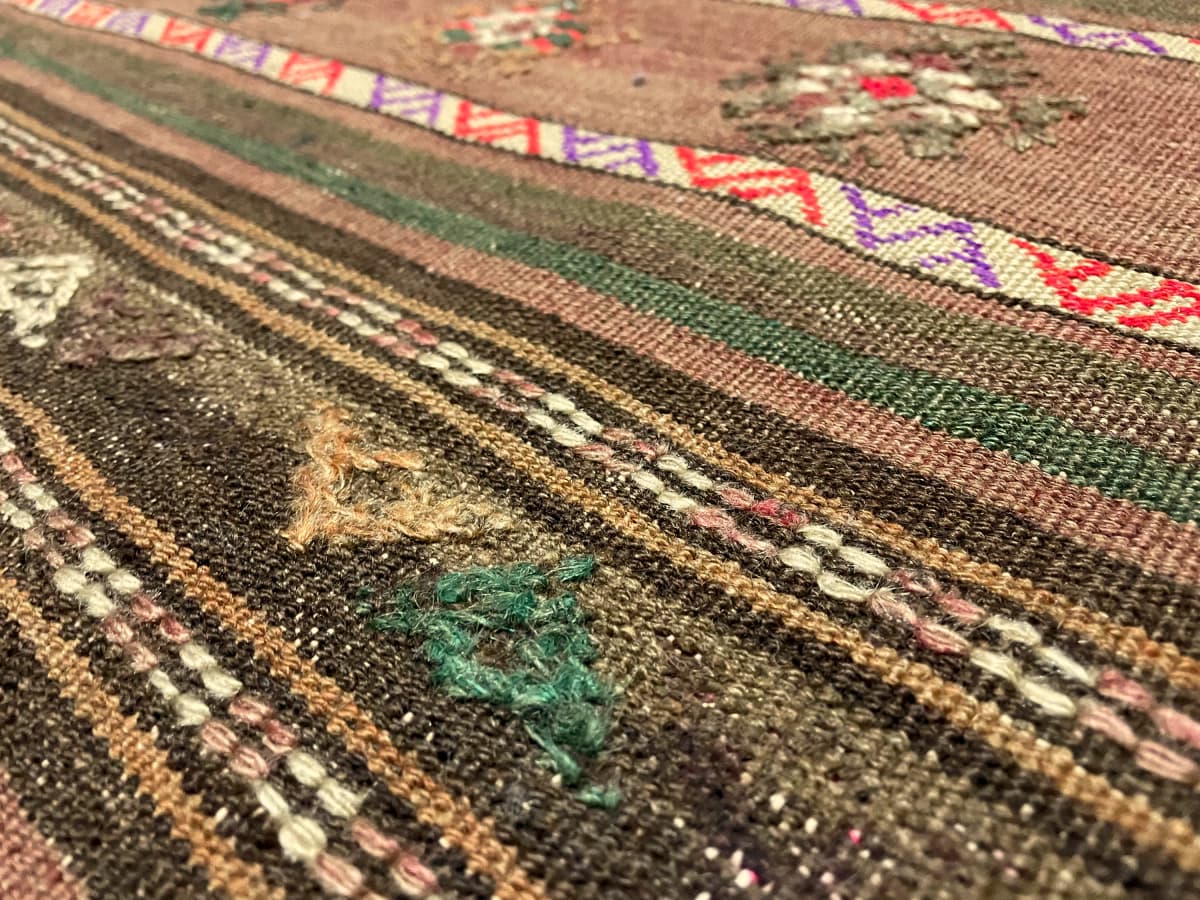 Tapis persan kilim soumak, 145x260 cm, principalement marron et vert — Gros plan de la texture