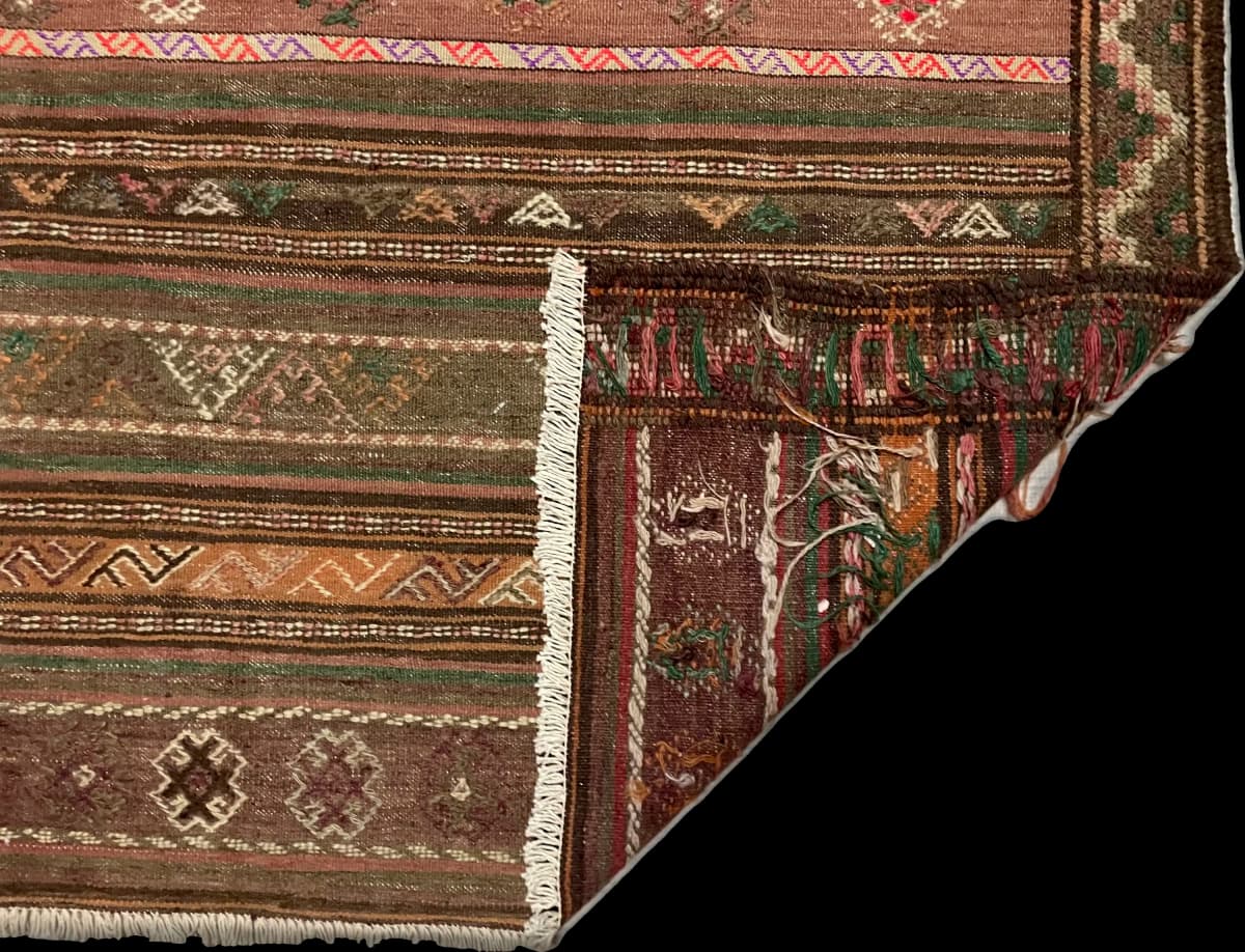 Tapis persan kilim soumak, 145x260 cm, principalement marron et vert — Plié