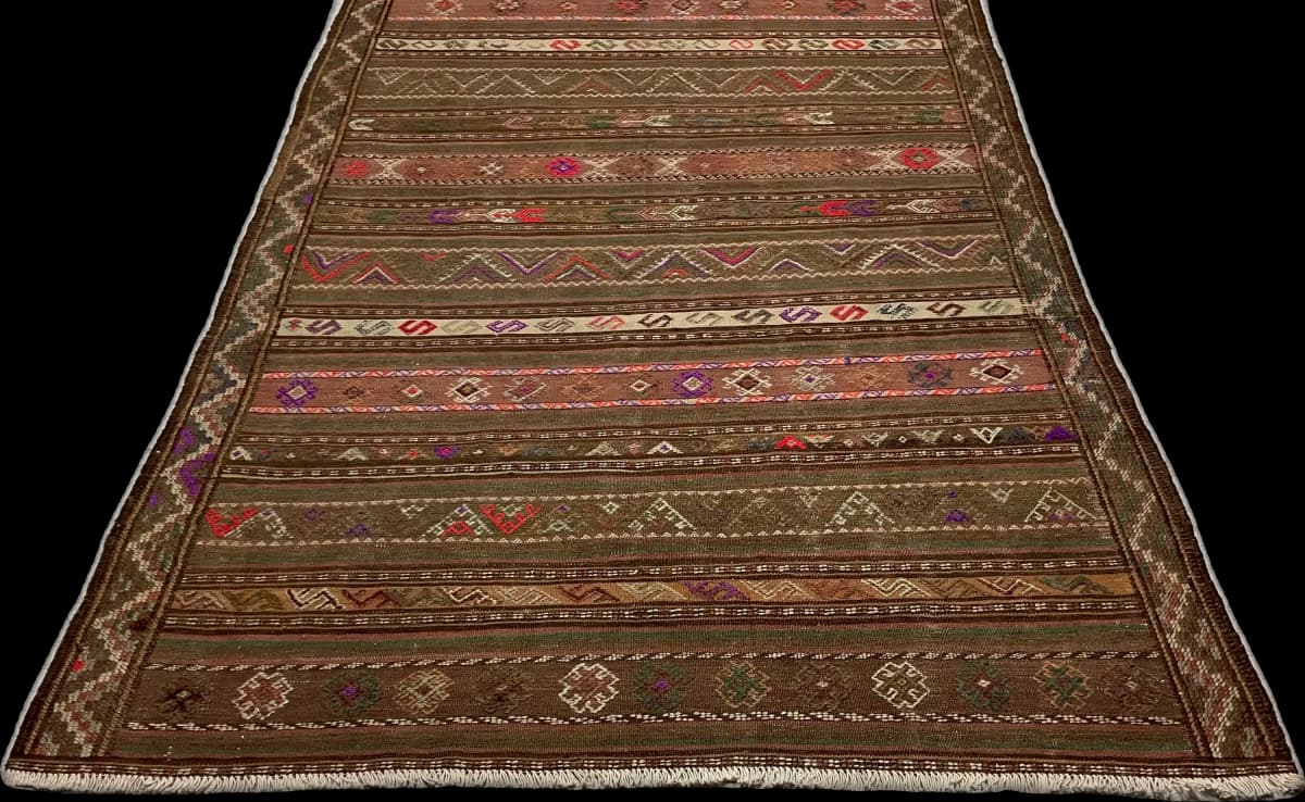 Tapis persan kilim soumak, 145x260 cm, principalement marron et vert — Perspective