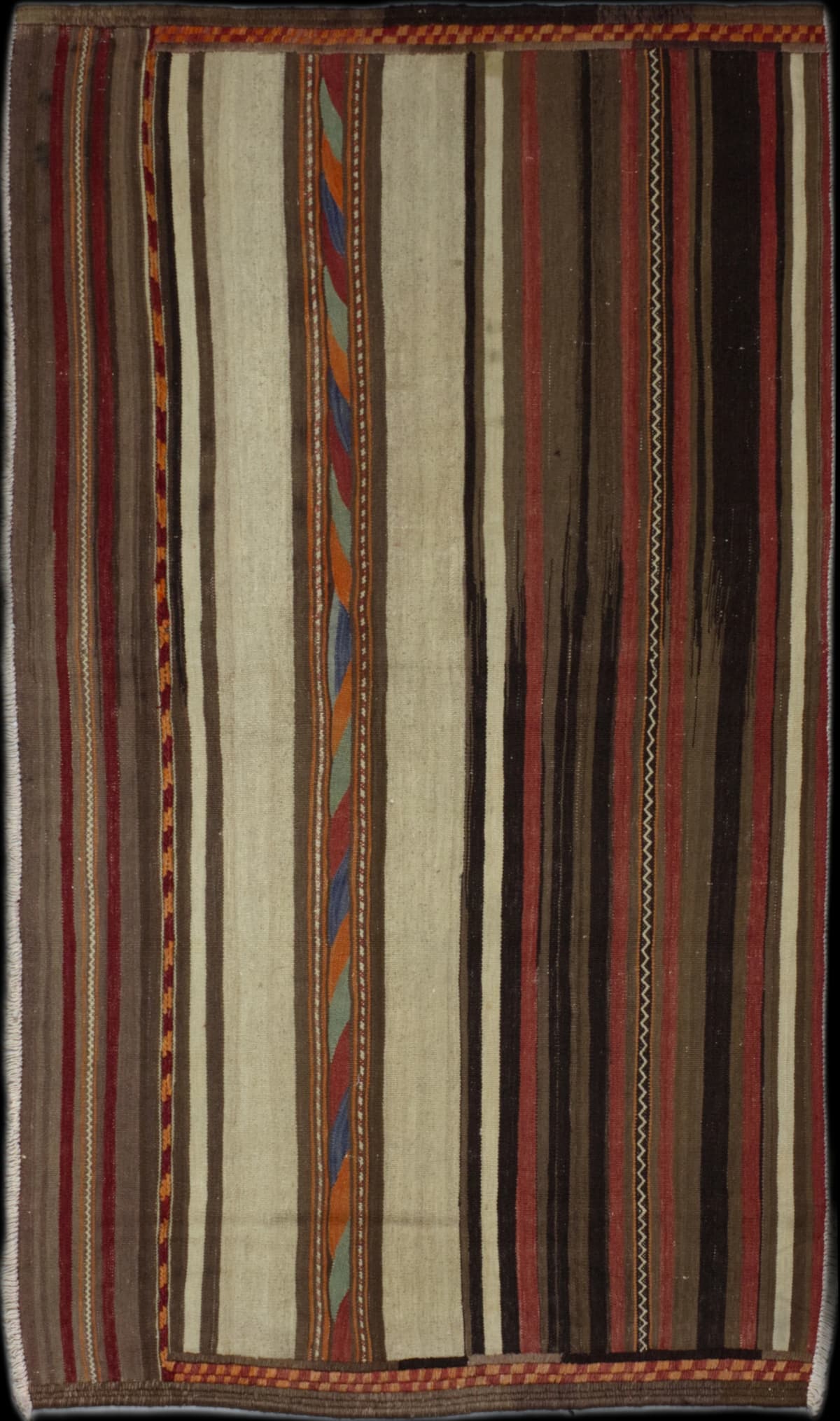 alfombra persa en dimensiones 234 centímetros de largo por 122 centímetros de ancho con colores principalmente colorido