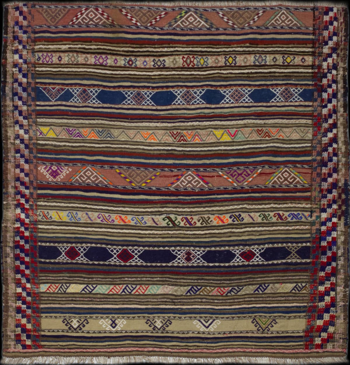 alfombra persa en dimensiones 159 centímetros de largo por 155 centímetros de ancho con colores principalmente colorido