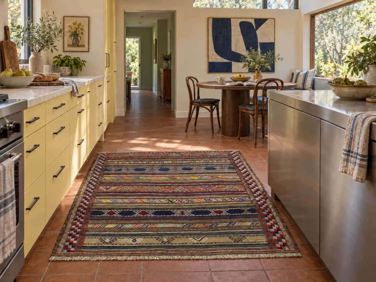 Tapis persan kilim soumak, géométrique, 155x159 cm, multicolore — Dans une pièce