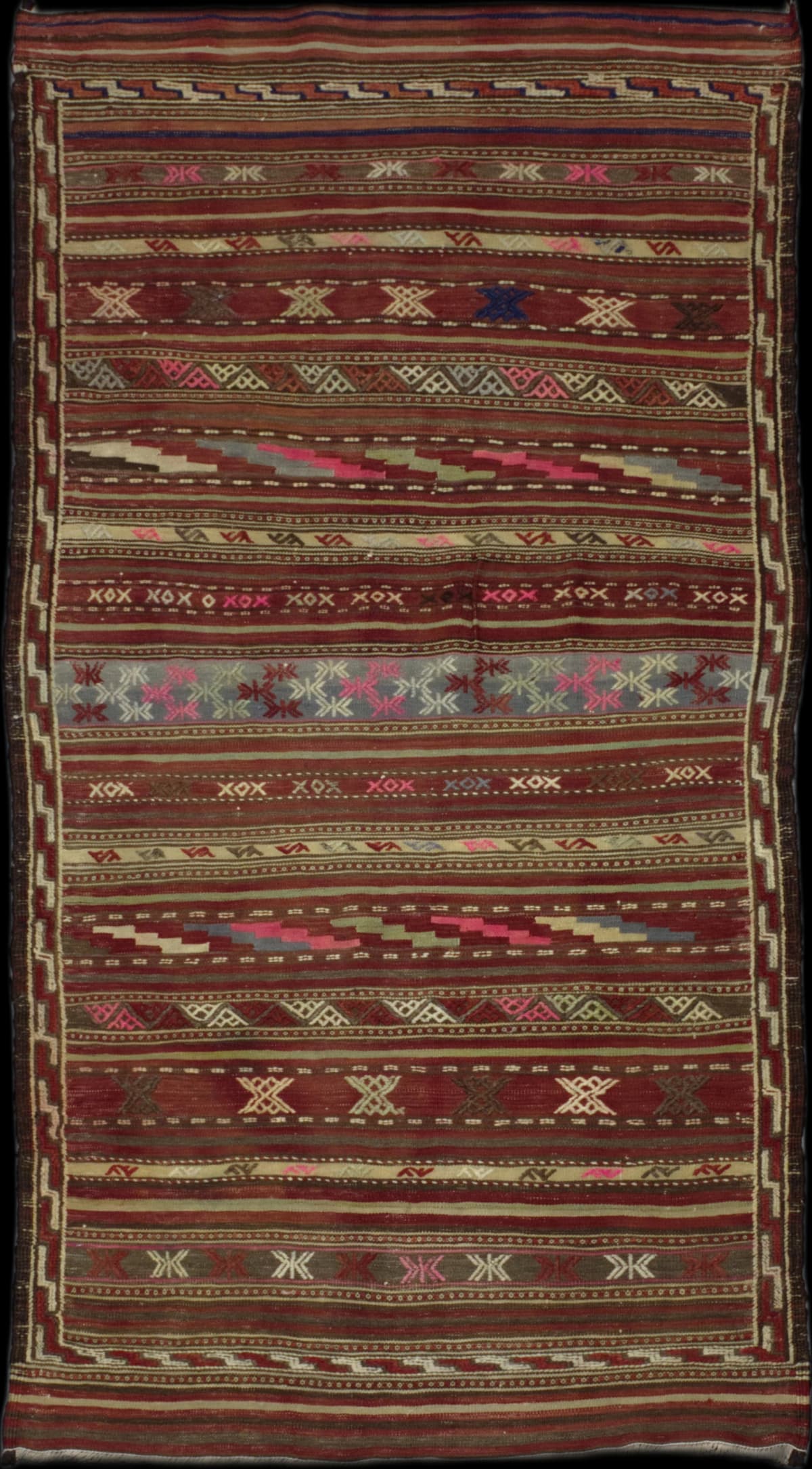 alfombra persa en dimensiones 222 centímetros de largo por 113 centímetros de ancho con colores principalmente colorido