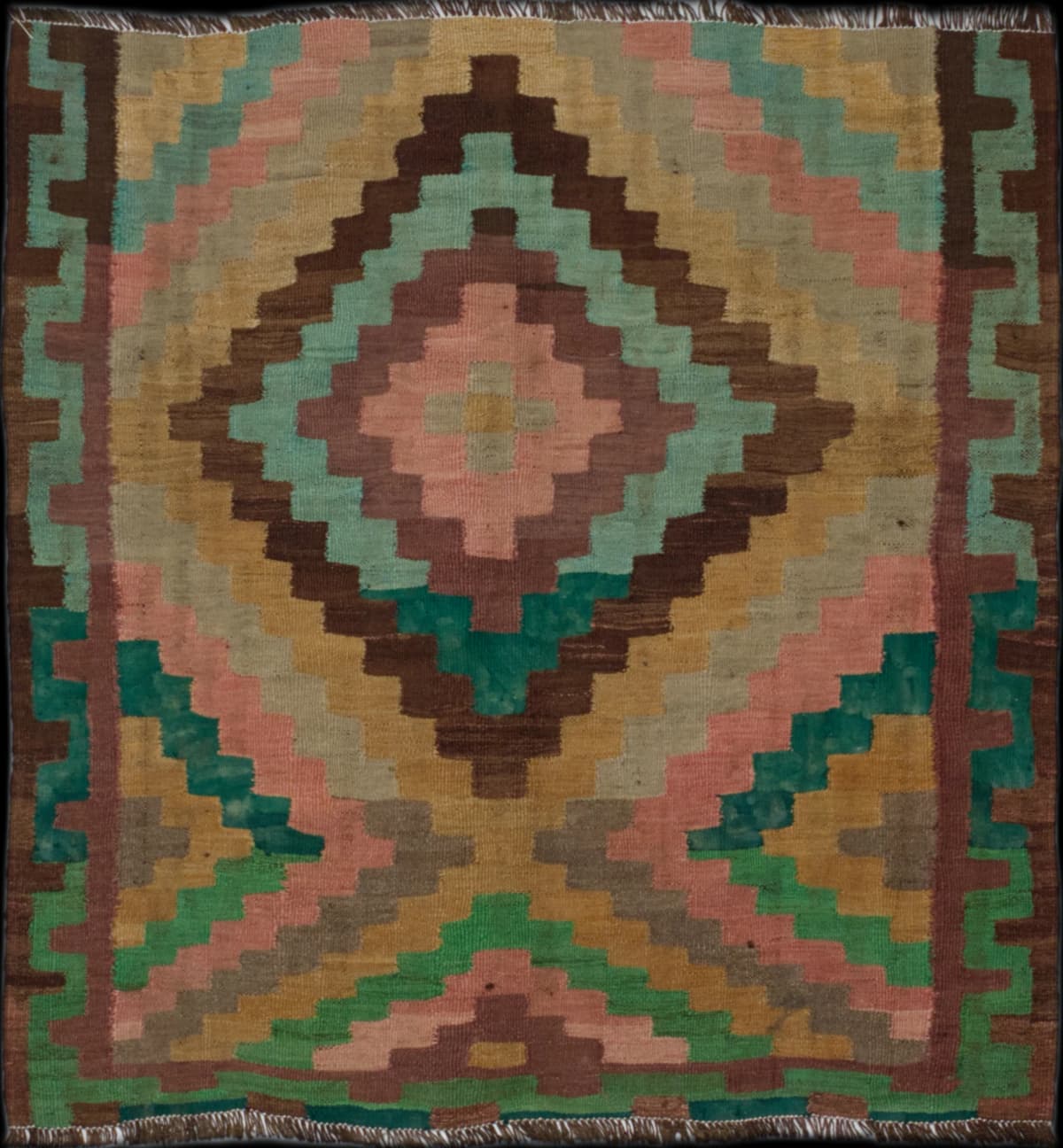 alfombra persa en dimensiones 134 centímetros de largo por 126 centímetros de ancho con colores principalmente colorido