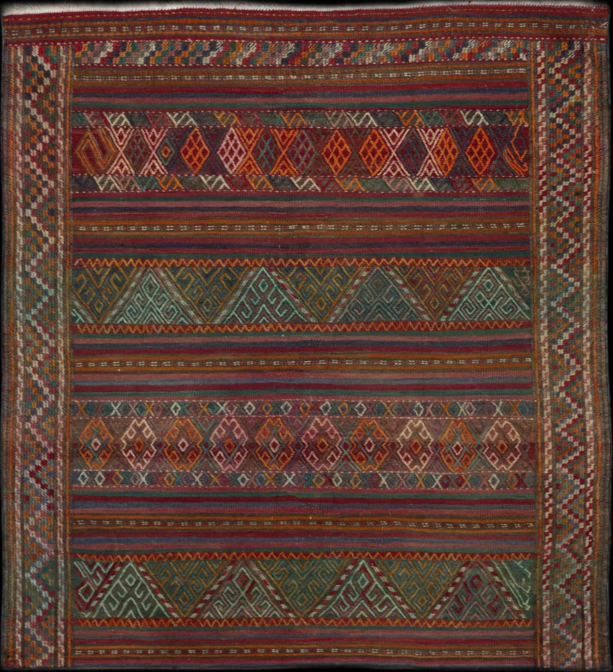 alfombra persa en dimensiones 176 centímetros de largo por 152 centímetros de ancho con colores principalmente marrón