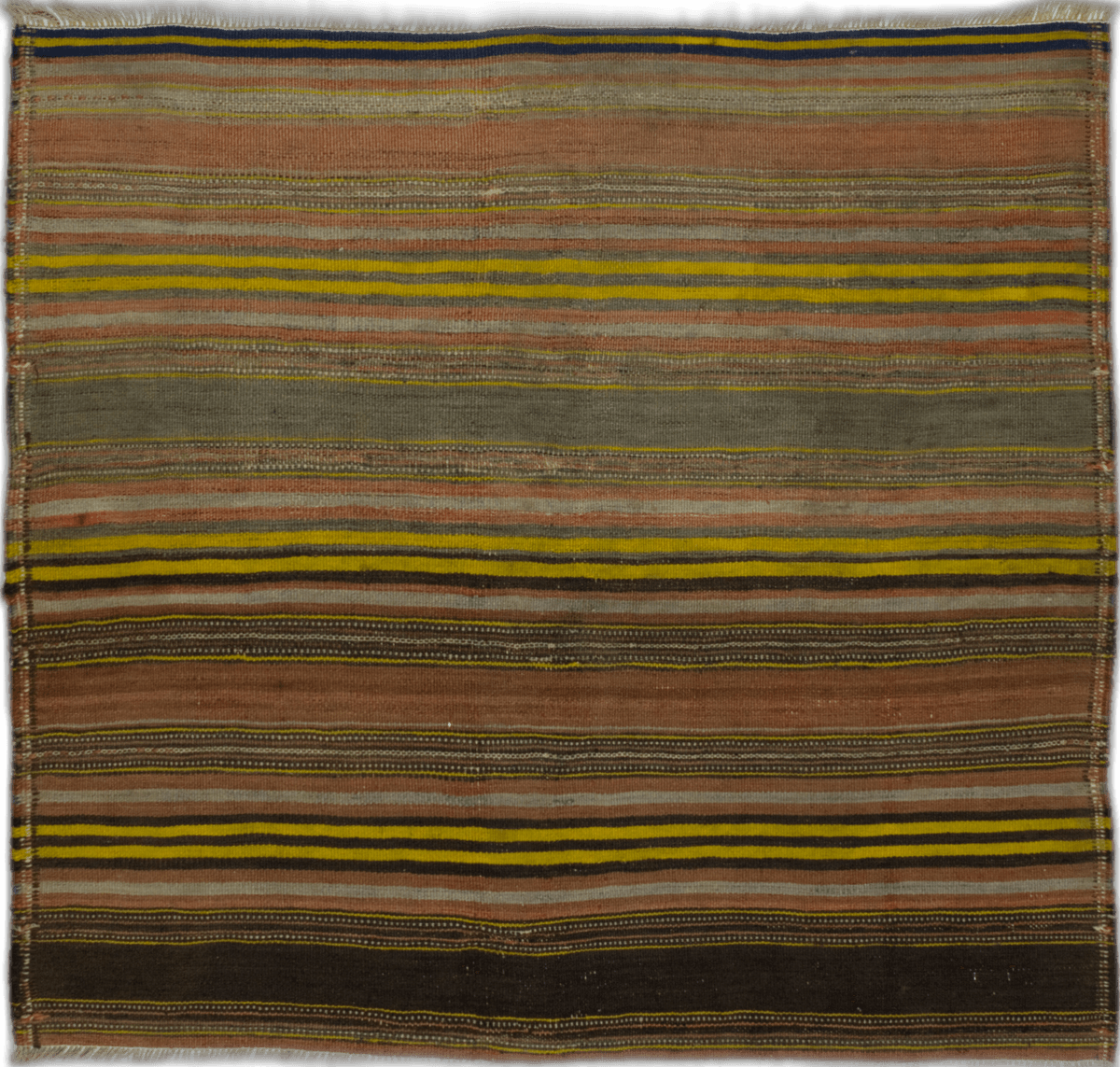 alfombra en dimensiones 143 centímetros de largo por 132 centímetros de ancho con colores principalmente amarillo y marrón