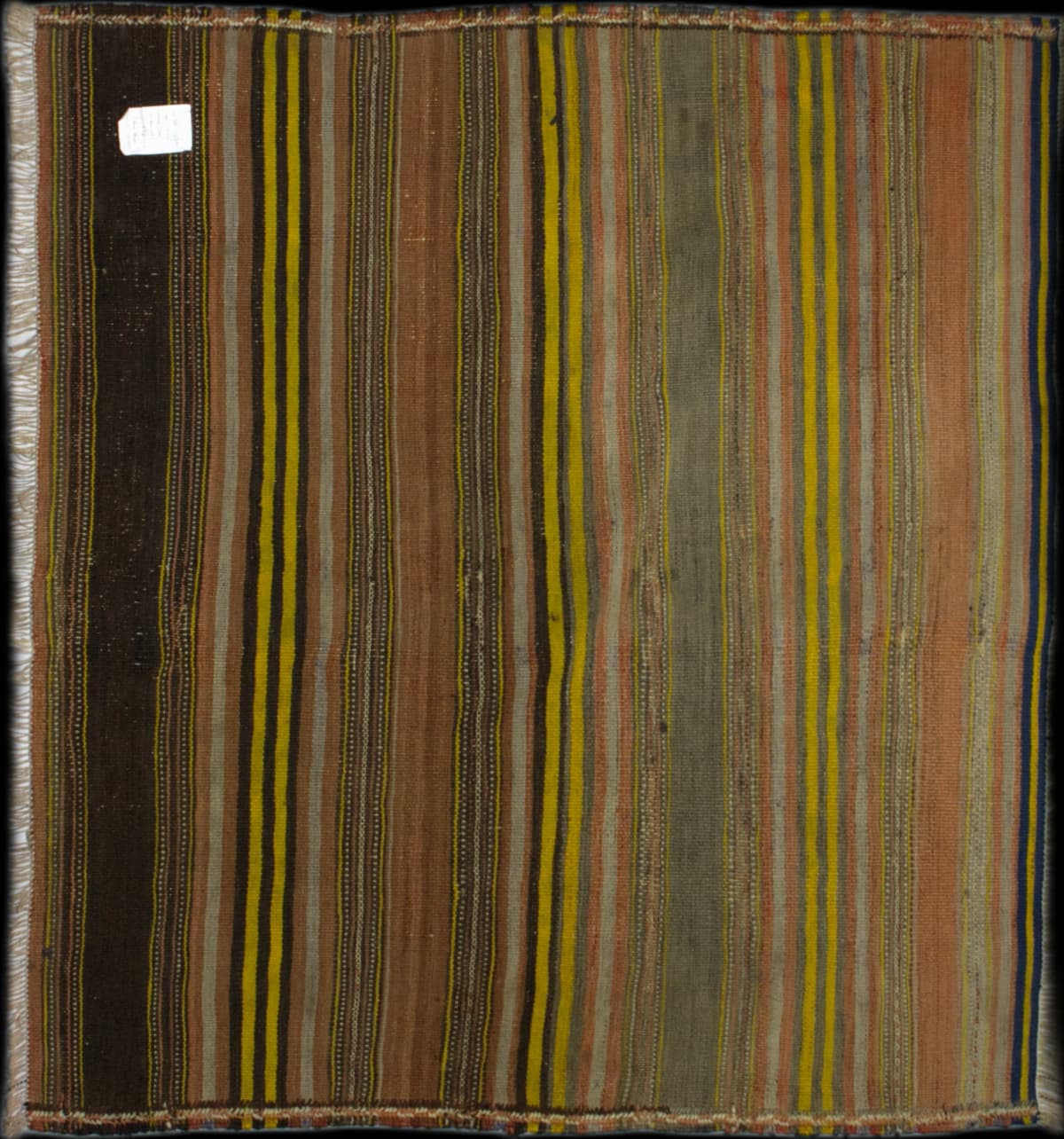 Persischer Kelim-Sumak-Teppich, 132x143 cm, überwiegend in Gelb und Braun — Detail