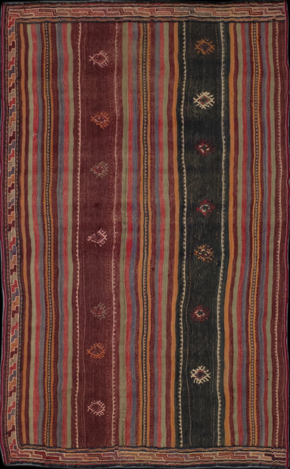 alfombra persa en dimensiones 194 centímetros de largo por 115 centímetros de ancho con colores principalmente colorido