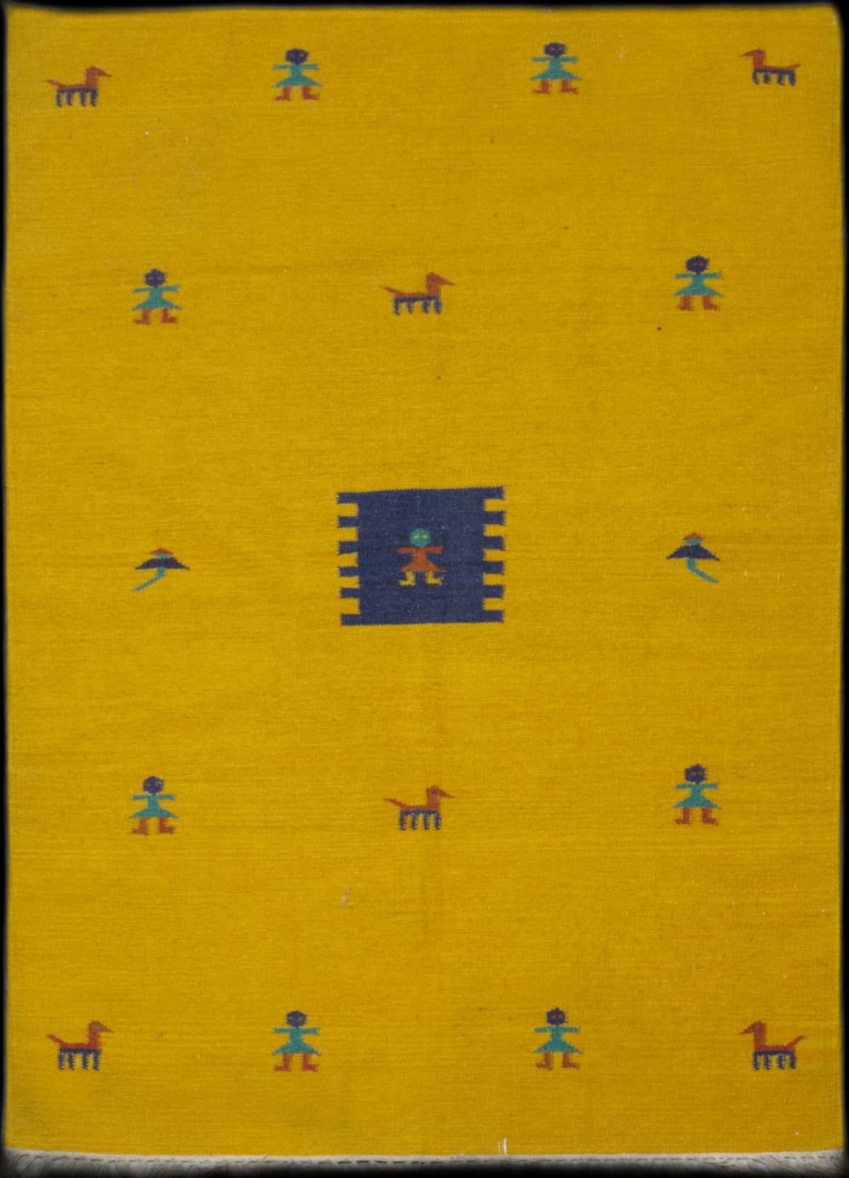alfombra persa en dimensiones 178 centímetros de largo por 148 centímetros de ancho con colores principalmente amarillo