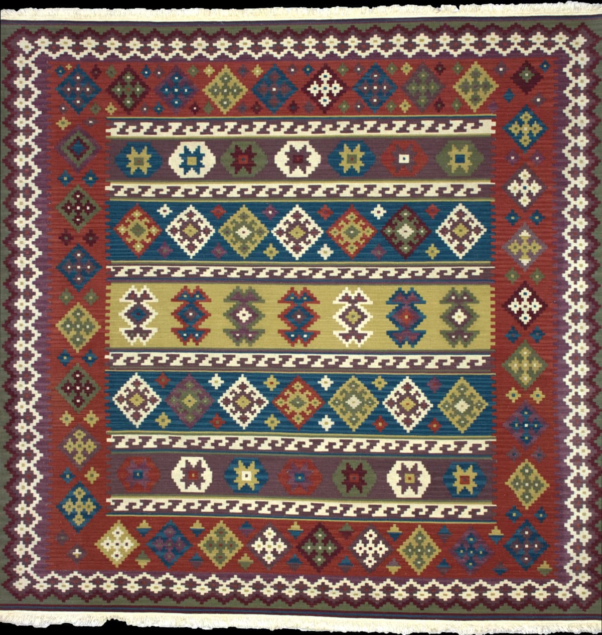alfombra turca de estilo alfombra kilim en dimensiones 207 centímetros de largo por 205 centímetros de ancho con colores principalmente rojo y azul — Vista completa
