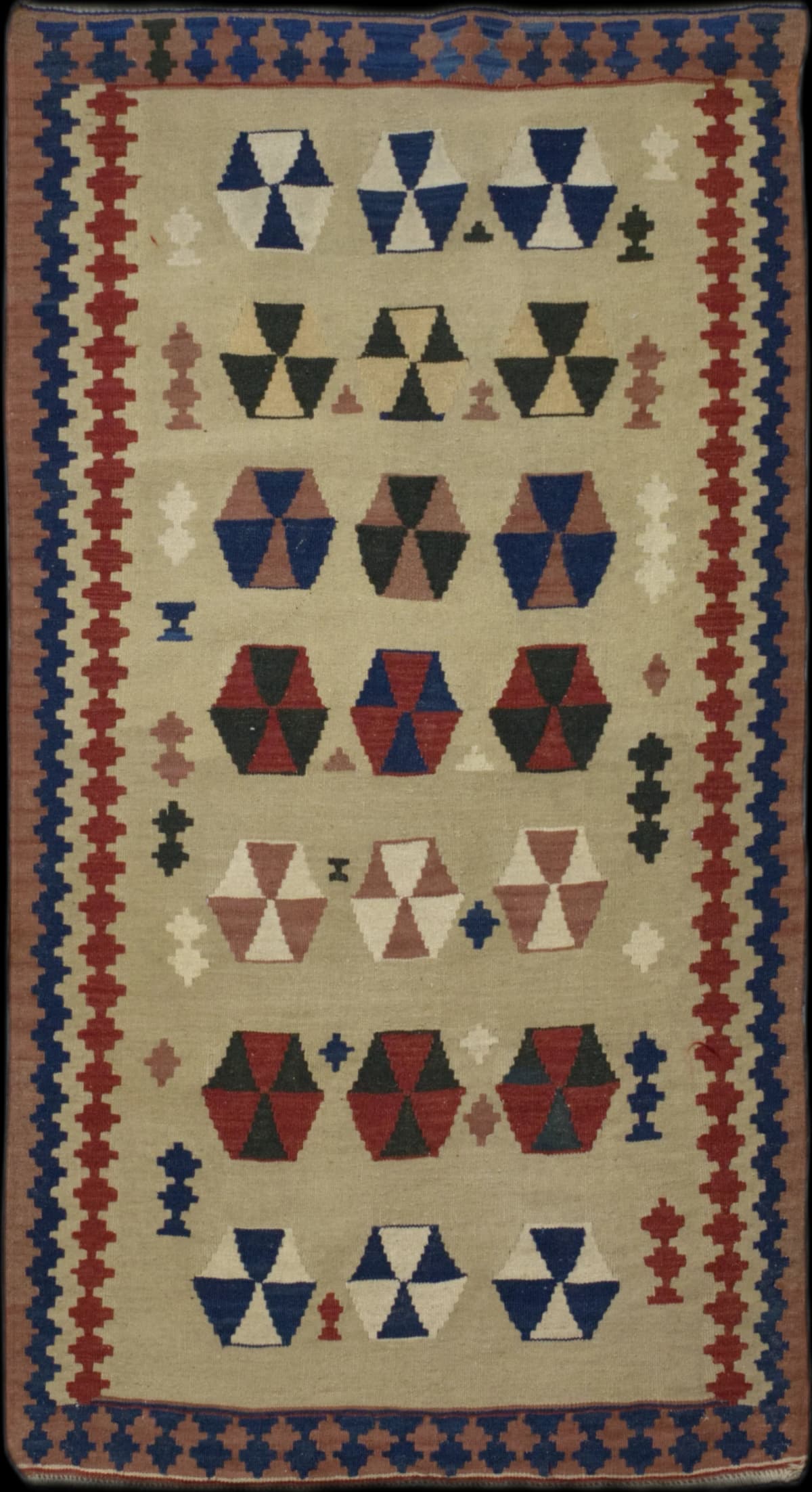 persischer Teppich in den Maßen 193 Zentimeter Länge mal 105 Zentimeter Breite mit überwiegend bunt Farben