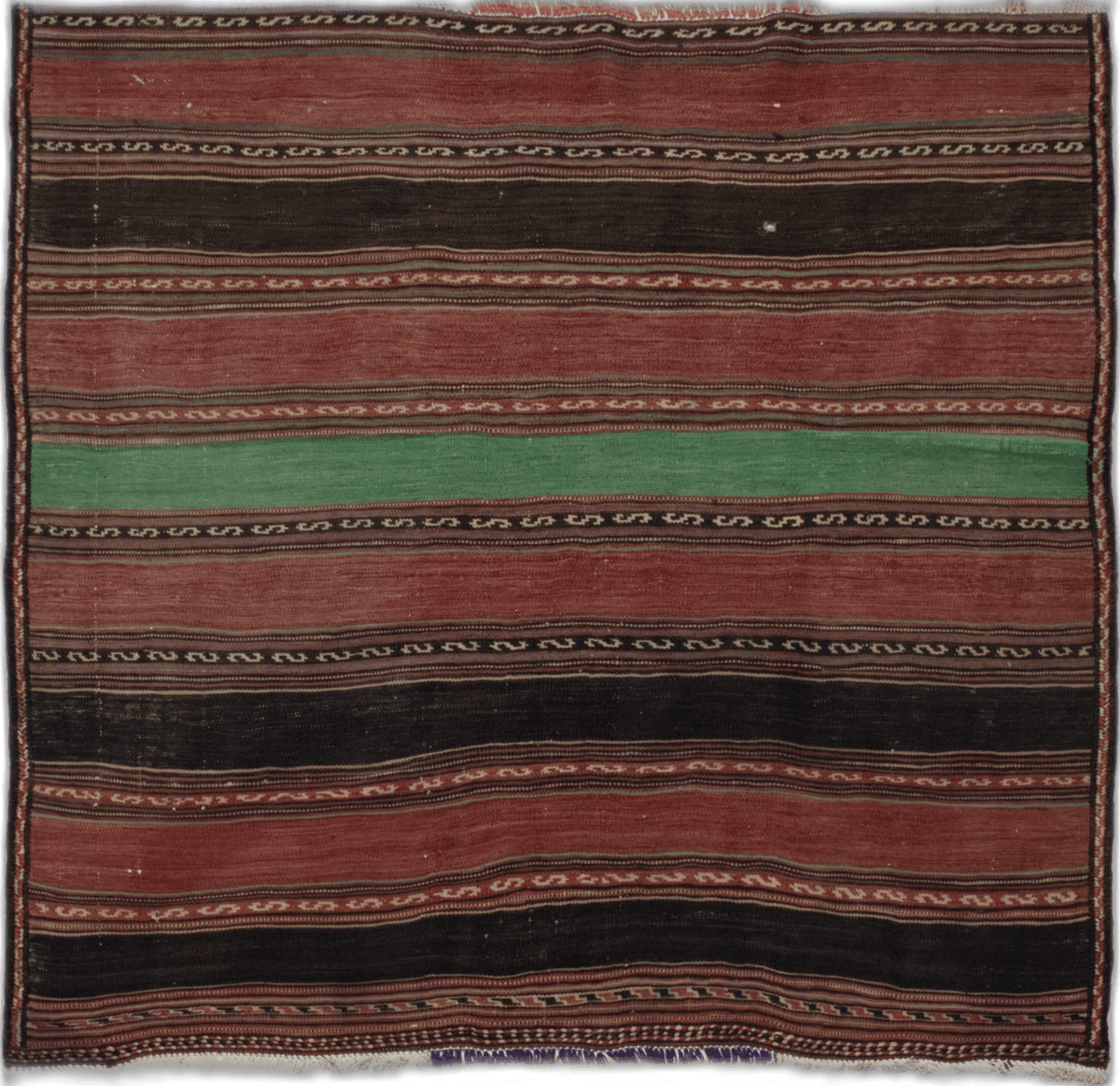 alfombra en dimensiones 142 centímetros de largo por 130 centímetros de ancho con colores principalmente rojo y marrón