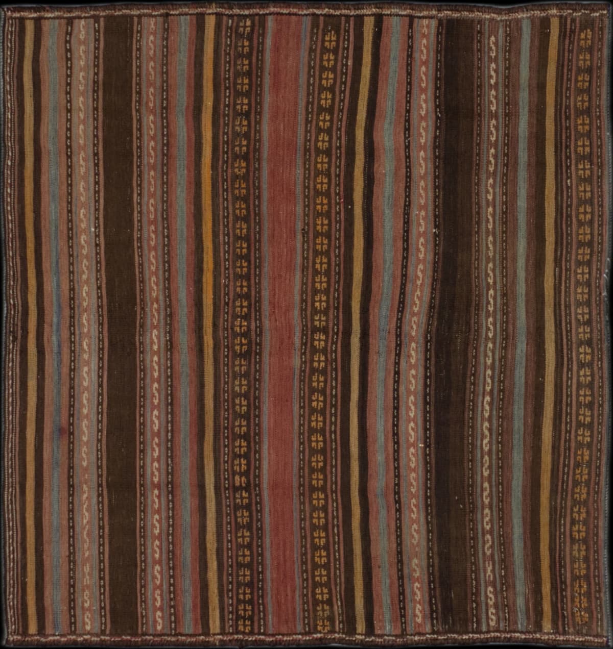 alfombra persa en dimensiones 145 centímetros de largo por 142 centímetros de ancho con colores principalmente marrón