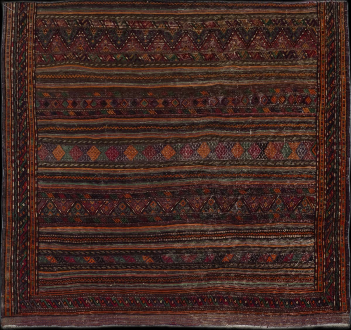 alfombra persa en dimensiones 157 centímetros de largo por 156 centímetros de ancho con colores principalmente colorido