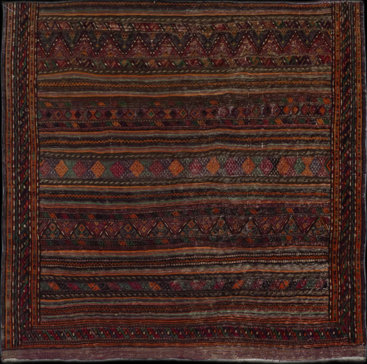 persischer Teppich im Sumak Stil in den Maßen 157 Zentimeter Länge mal 156 Zentimeter Breite mit überwiegend bunt Farben