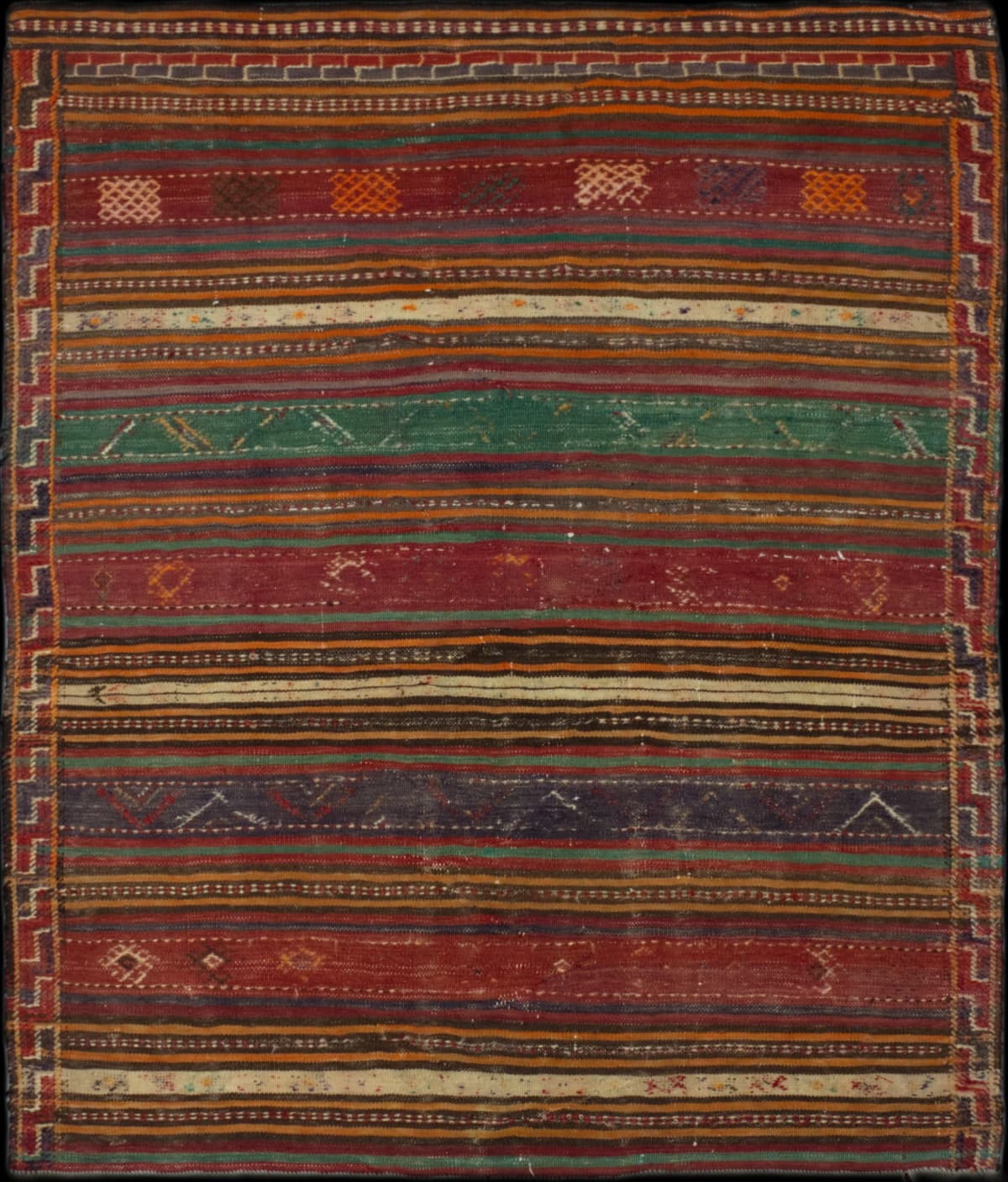 alfombra persa en dimensiones 185 centímetros de largo por 150 centímetros de ancho con colores principalmente marrón