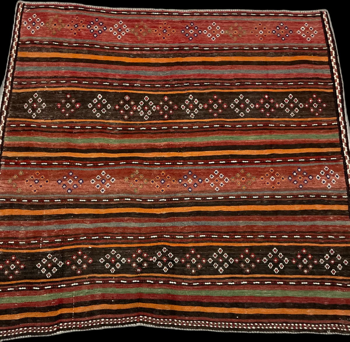 Persischer Kelim-Sumak-Teppich, 120x125 cm, überwiegend in Rot und Schwarz — Perspektive