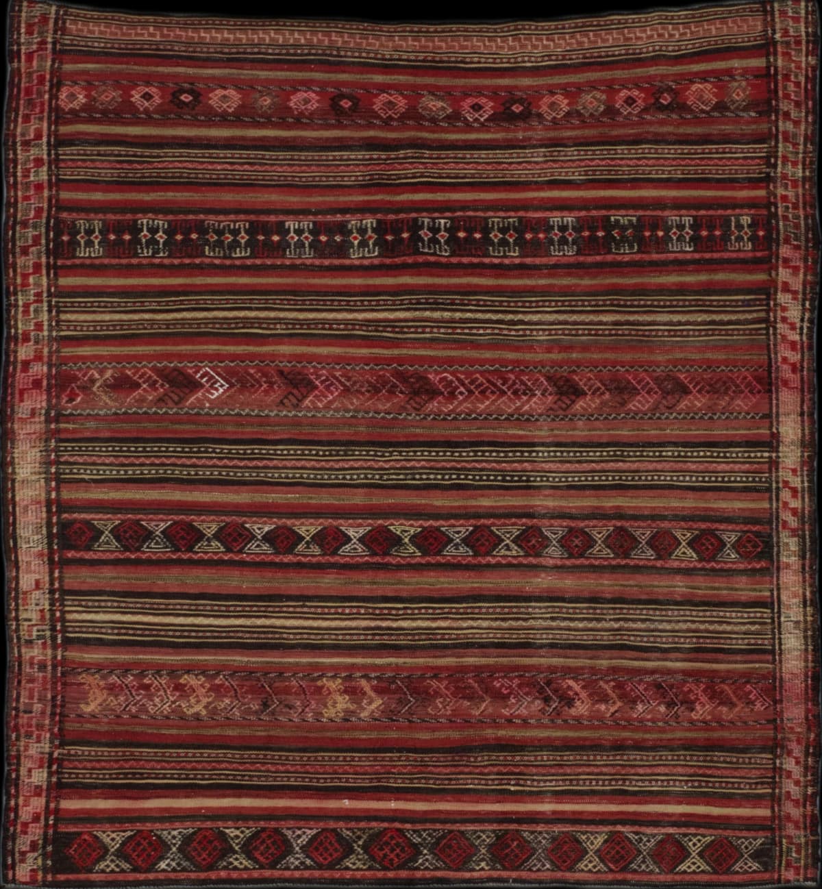 alfombra persa en dimensiones 168 centímetros de largo por 152 centímetros de ancho con colores principalmente marrón