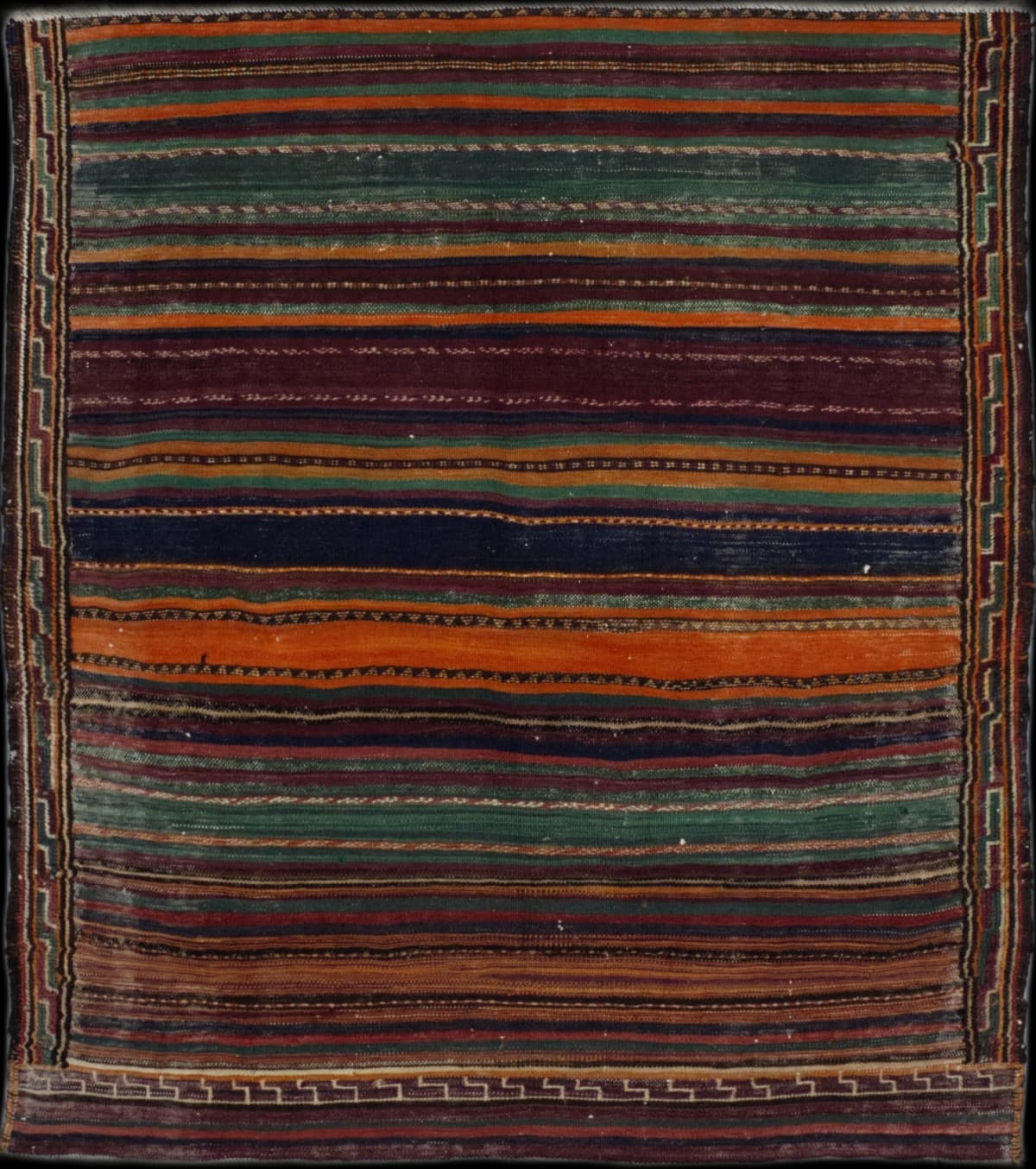 alfombra persa de estilo sumak en dimensiones 158 centímetros de largo por 140 centímetros de ancho con colores principalmente naranja