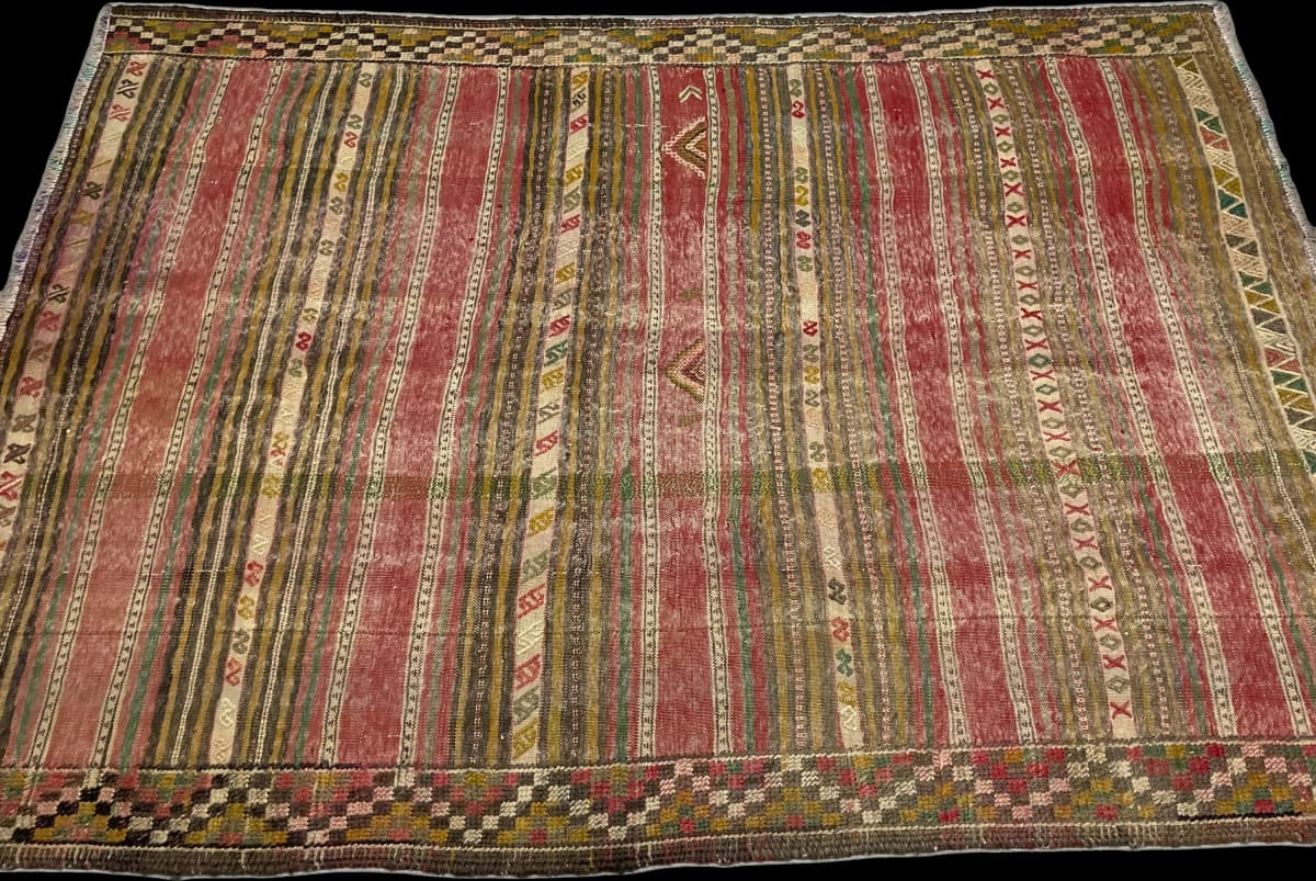 Persischer Kelim-Sumak-Teppich, 150x216 cm, überwiegend in Rot und Gelb — Perspektive