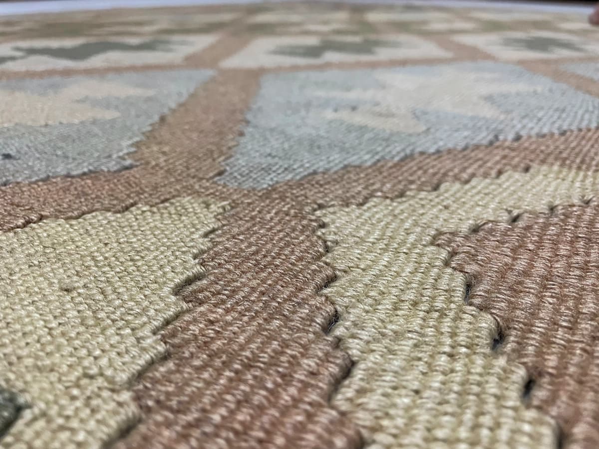 Tapis kilim persan, 140x225 cm, principalement vert et jaune — Gros plan de la texture