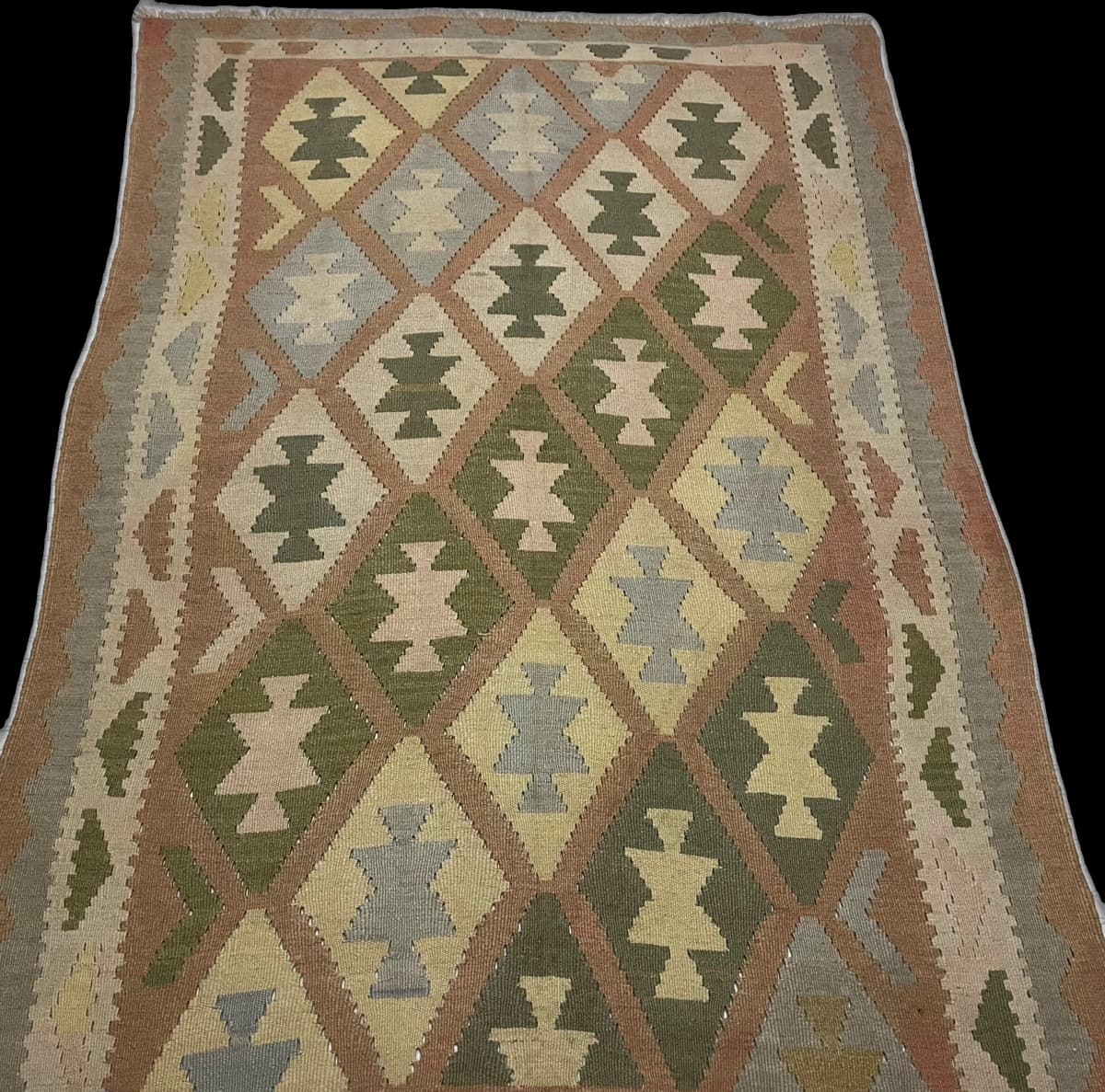 Tapis kilim persan, 140x225 cm, principalement vert et jaune — Perspective
