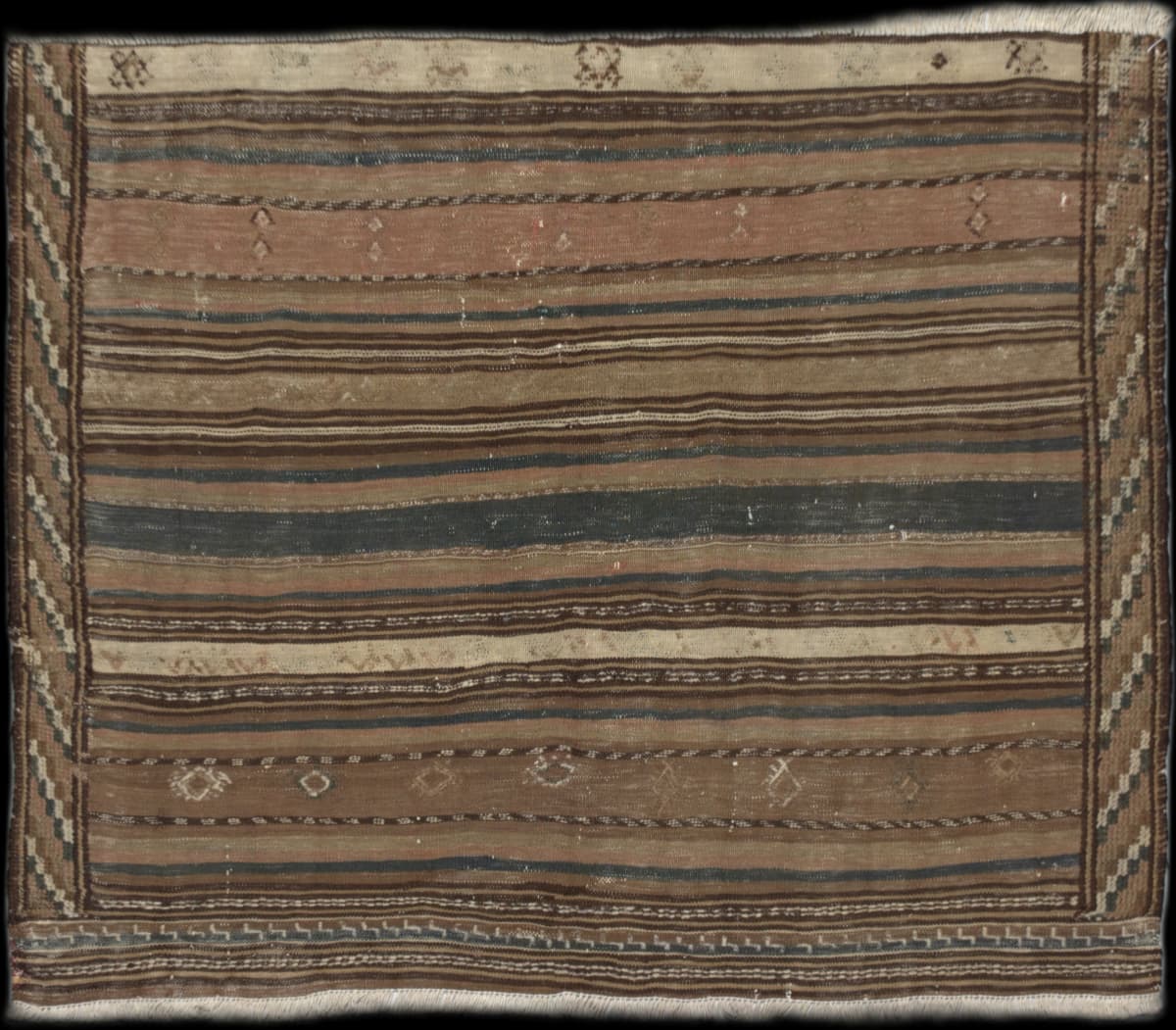 Persian rug in dimensions 139 centimeters length by 99 centimeters width