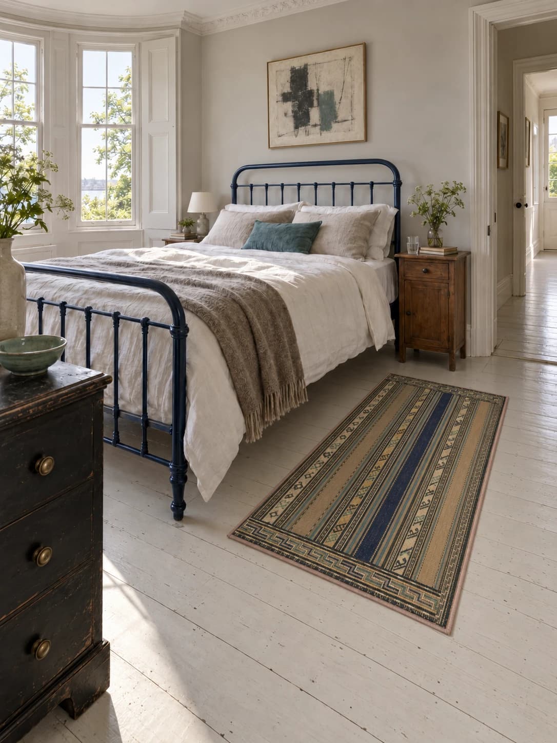 Tapis persan kilim soumak, géométrique, 82x150 cm, principalement beige — Dans une pièce