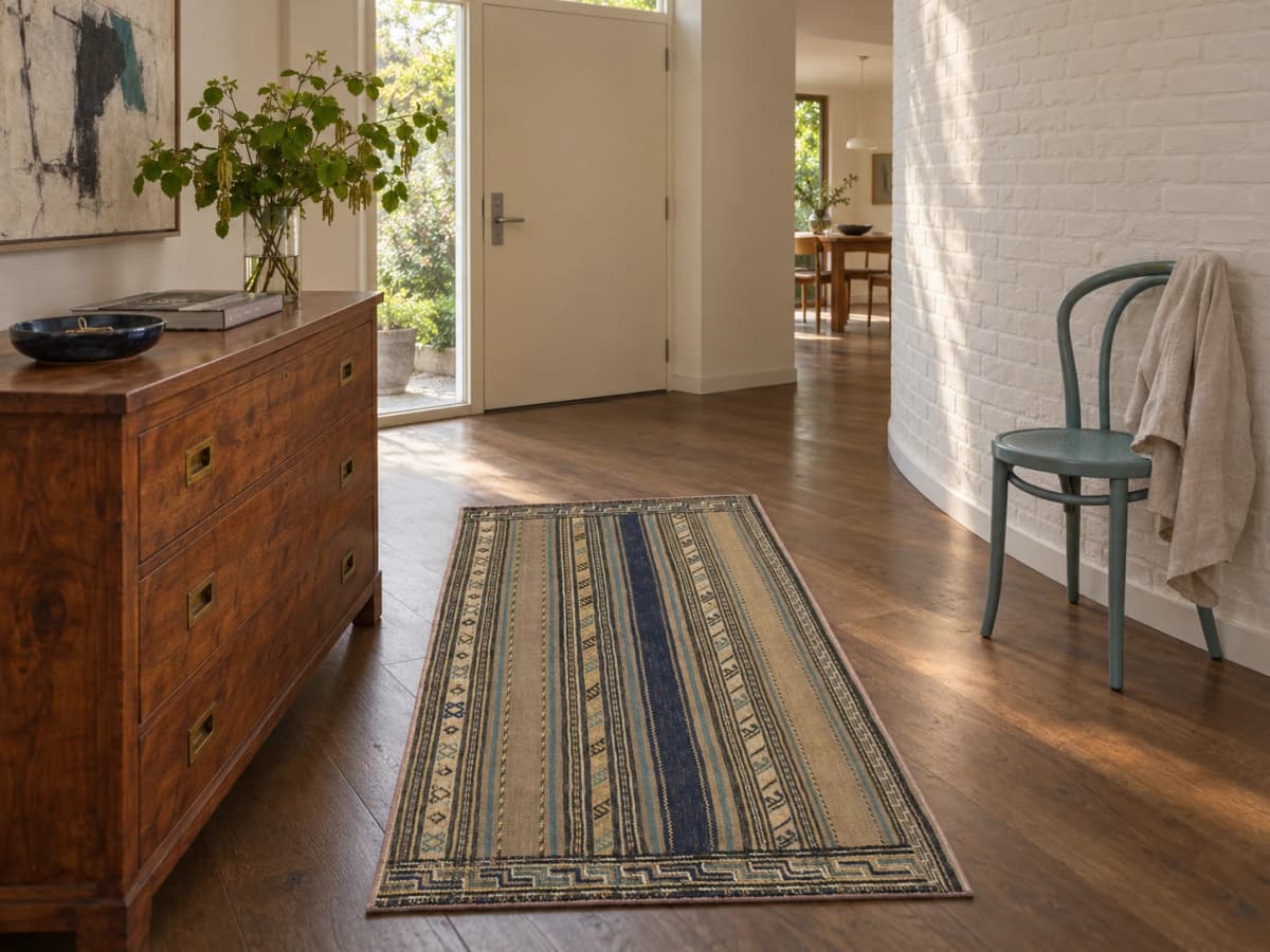 Tapis persan kilim soumak, géométrique, 82x150 cm, principalement beige — Dans une pièce
