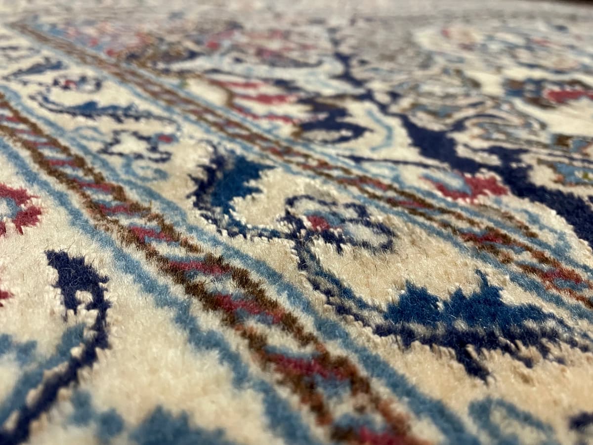 Perserteppich Nain, orientalisch, 192x200 cm, überwiegend in Blau und Weiß — Nahaufnahme der Textur