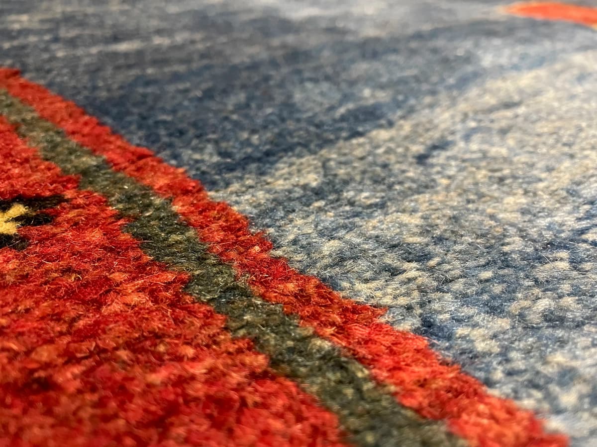 Perserteppich Gabbeh, orientalisch, 128x200 cm, überwiegend in Blau — Nahaufnahme der Textur