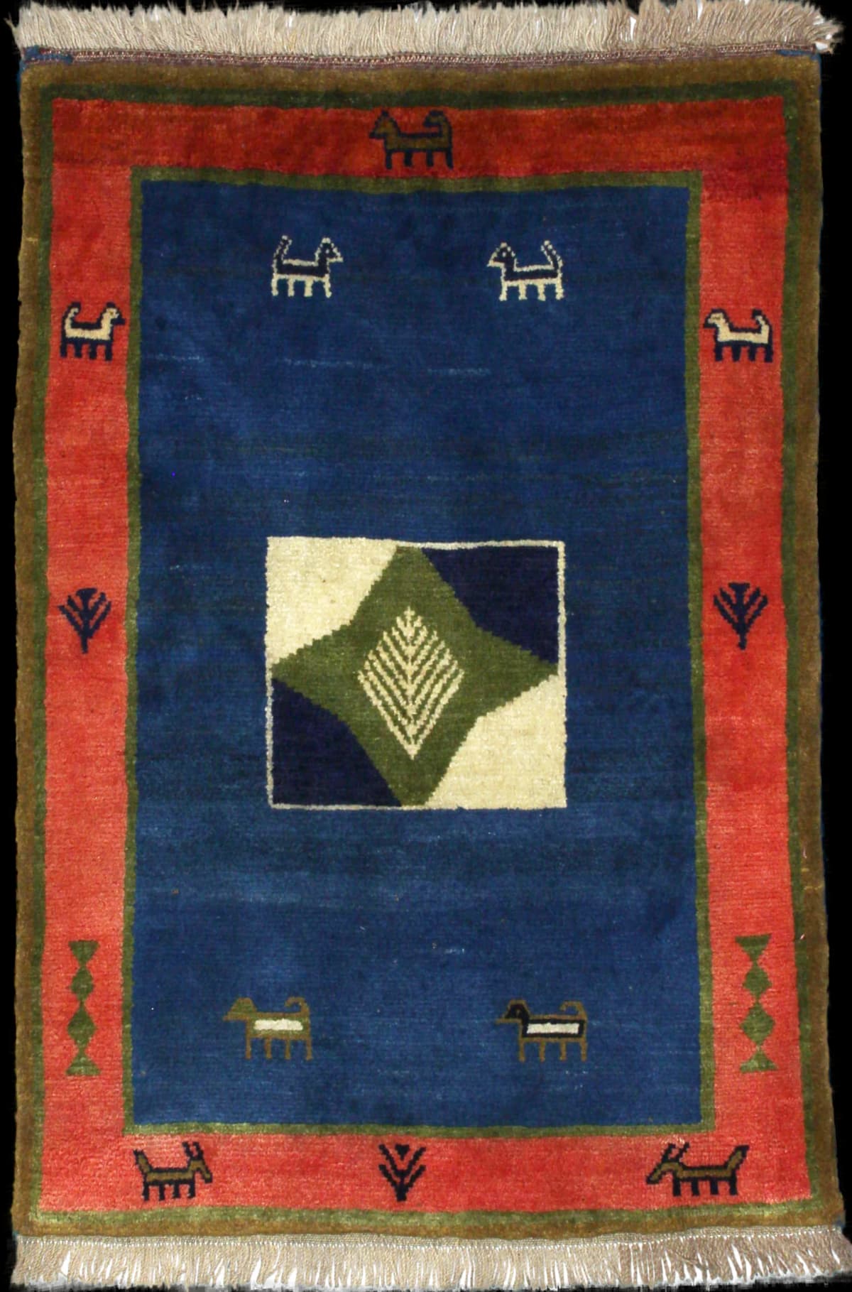 alfombra persa de estilo gabbeh en dimensiones 150 centímetros de largo por 102 centímetros de ancho con colores principalmente verde