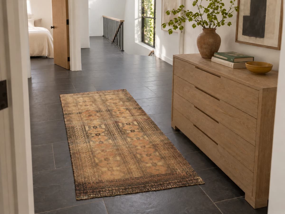 Perserteppich Belutsch, 94x182 cm, überwiegend in Braun — Im Raum